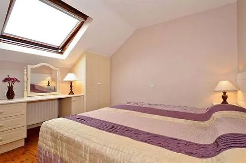 College Crest House Bed & Breakfast Galway